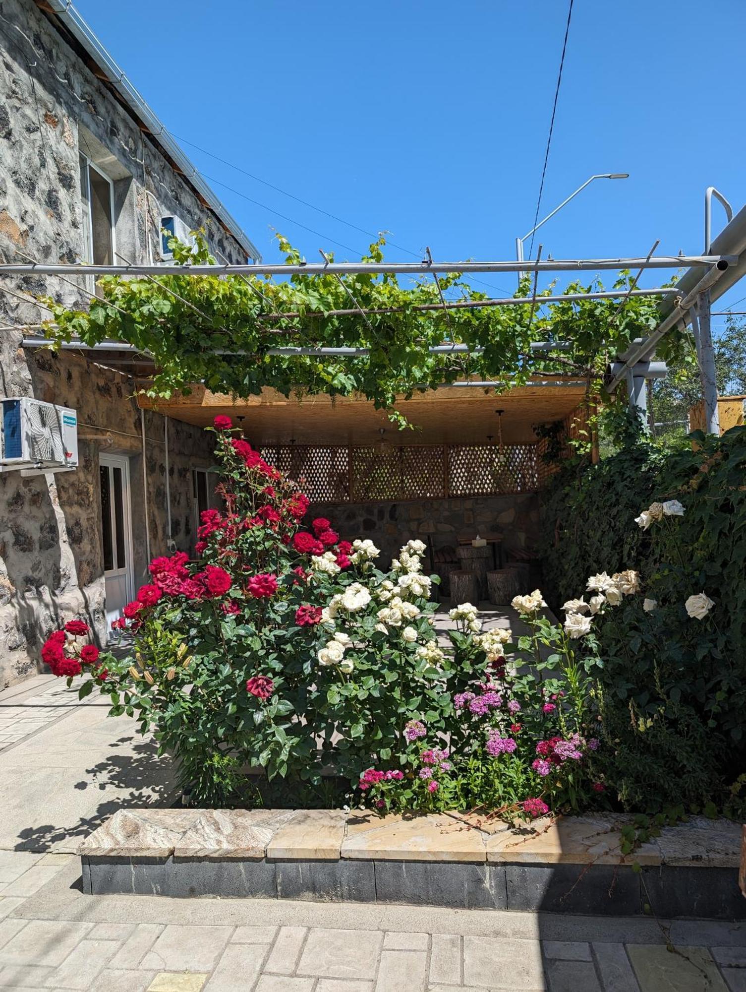 Eleven - 11 Hotel Yeghegnadzor Екстериор снимка
